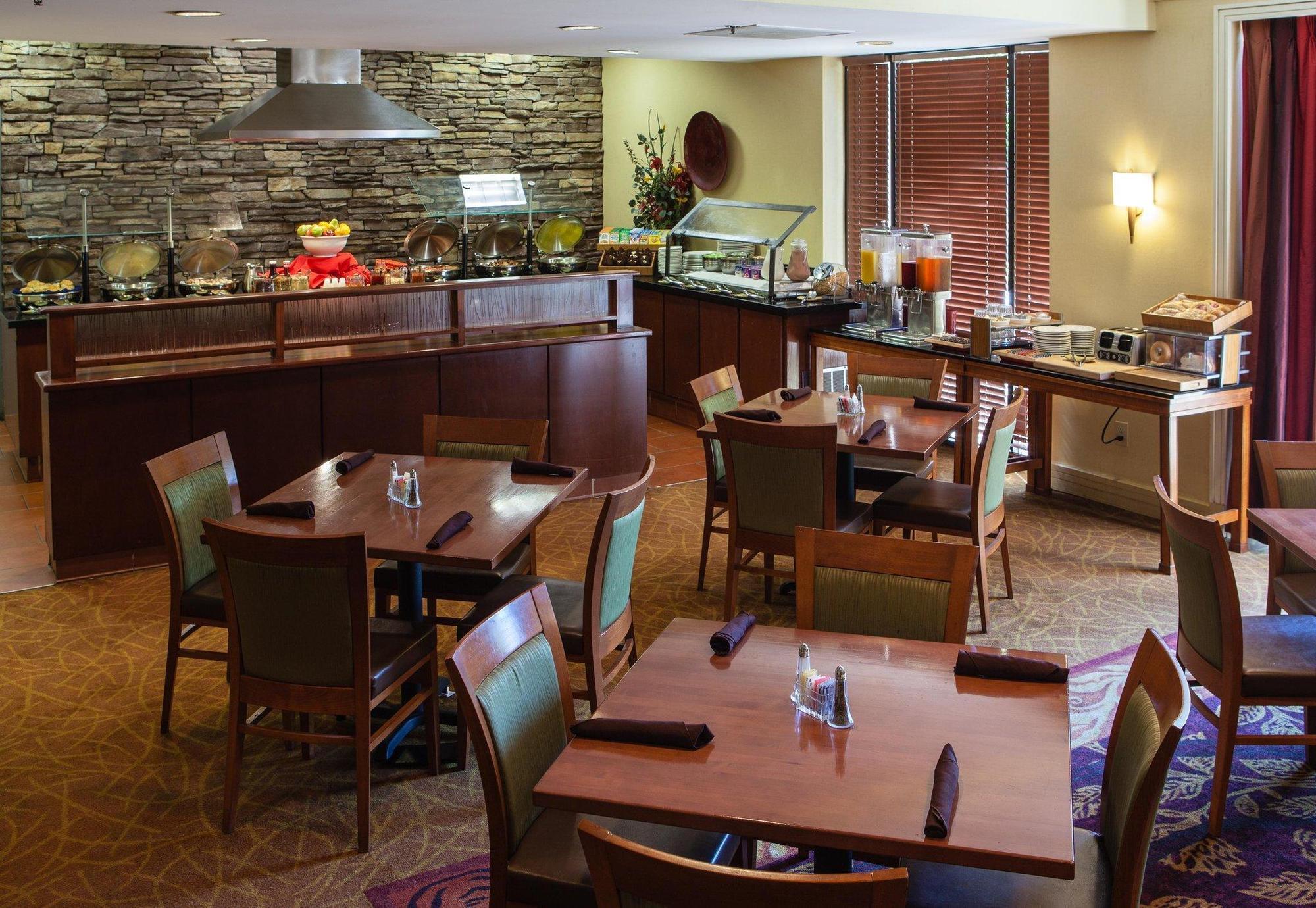 Doubletree By Hilton Atlanta Airport Hotel College Park Eksteriør billede